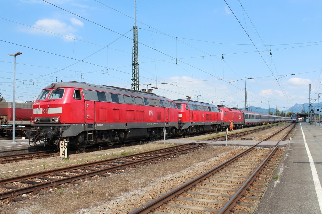 218 356-4 und 218 466-1 wurden am 17. Juni 2012 in Freilassing vor einen �sterreichischen Korridorzug gespannt.