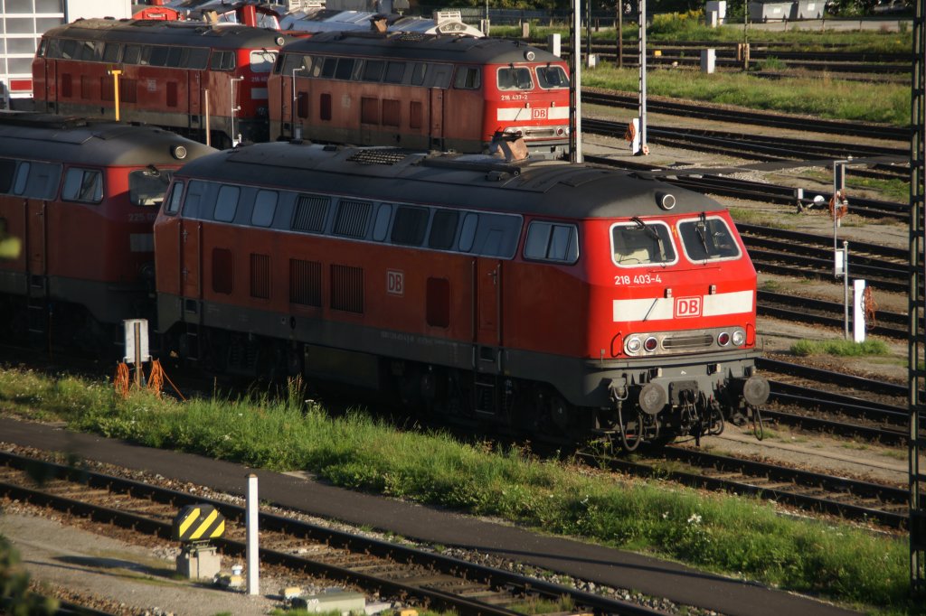218 403-3 abgestellt in M�hldorf am Inn. Aufgenommen am 6. September 2011.