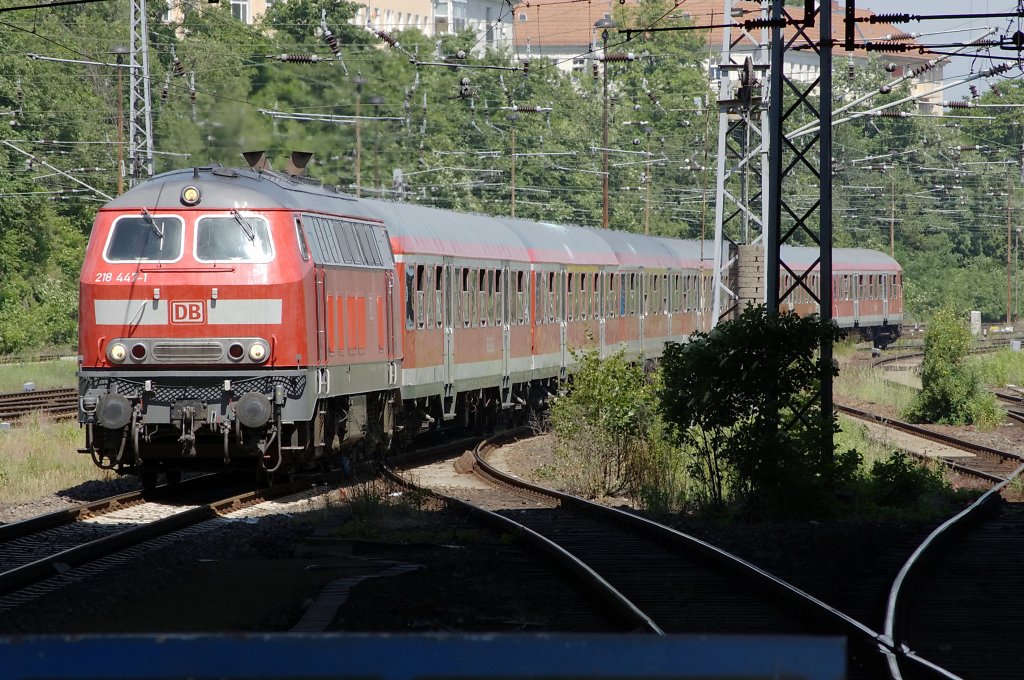 218 447-1 mit dem ILA-Shuttle, fhrt als (RB 28257) in Bahnhof Berlin-Lichtenberg ein und fhrt nach kurzem Aufenthalt als (RB 28264) zurck zum ILA-Bahnhof. 11.06.2010 