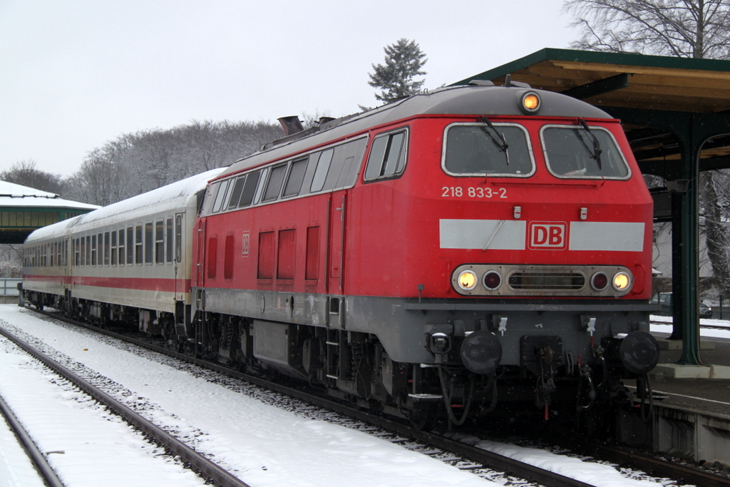 218 833-2 mit IC2423 von Seebad Heringsdorf nach Kln Hbf kurz vor der Ausfahrt im Seebad Heringsdorf.30.03.2013