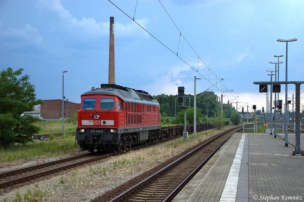 233 040-5 DB Schenker Rail Deutschland AG mit Containerauflieger aus Brandenburg Altstadt in Rathenow und fuhr in Richtung Wustermark weiter. 18.06.2012