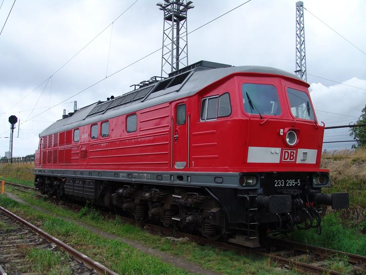 233 295-5 wartet im Kombiwerk Rostock-Seehafen auf ihren nchsten Einsatz.