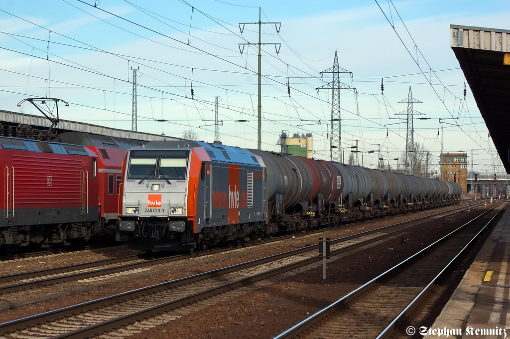 246 010-3 hvle - Havellndische Eisenbahn AG mit einem Kesselzug  Ethanol oder Ethanol-Lsung  in Berlin-Schnefeld Flughafen in Richtung Genshagener Heide unterwegs. 16.02.2012