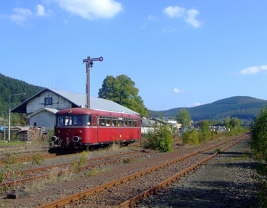 27.09.2009 ein VT 98 fhrt vom Bahnhof Herdorf in Richtung Neunkirchen im Plandienst wie in den frhen 90ern. Anlass war das 10-jhrige Jubilum der Hellertalbahn.