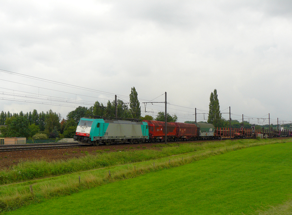 2819 mit G�terzug bei Antwerpen am 12-08-2011.