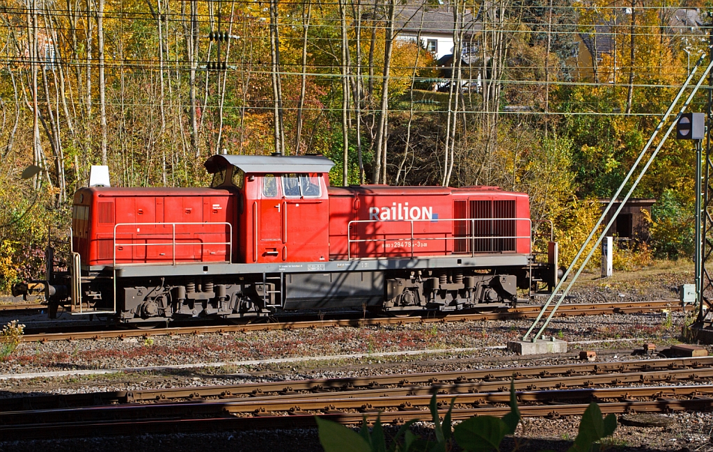 294 794-3 (V 90 remotorisiert, ex DB 290 294-8) der DB Schenker Rail Deutschland AG abgestellt am 21.10.2012 in Kreuztal. Die V 90 wurde 1972 bei MaK in Kiel unter der Fabriknummer 1000594 gebaut und als 290 294-8 an die DB ausgeliefert.  Die Ausrstung mit Funkfernsteuerung und Umzeichnung in 294 294-4 erfolgte 1999, im Jahr 2005 Remotorisierung mit MTU-Motor 8V 4000 R41, erhalt eines Umlaufgelnders und Umzeichnung 294 794-3, seit 2007 hat sie die NVR-Nummer: 98 80 3294 794-3 D-DB.