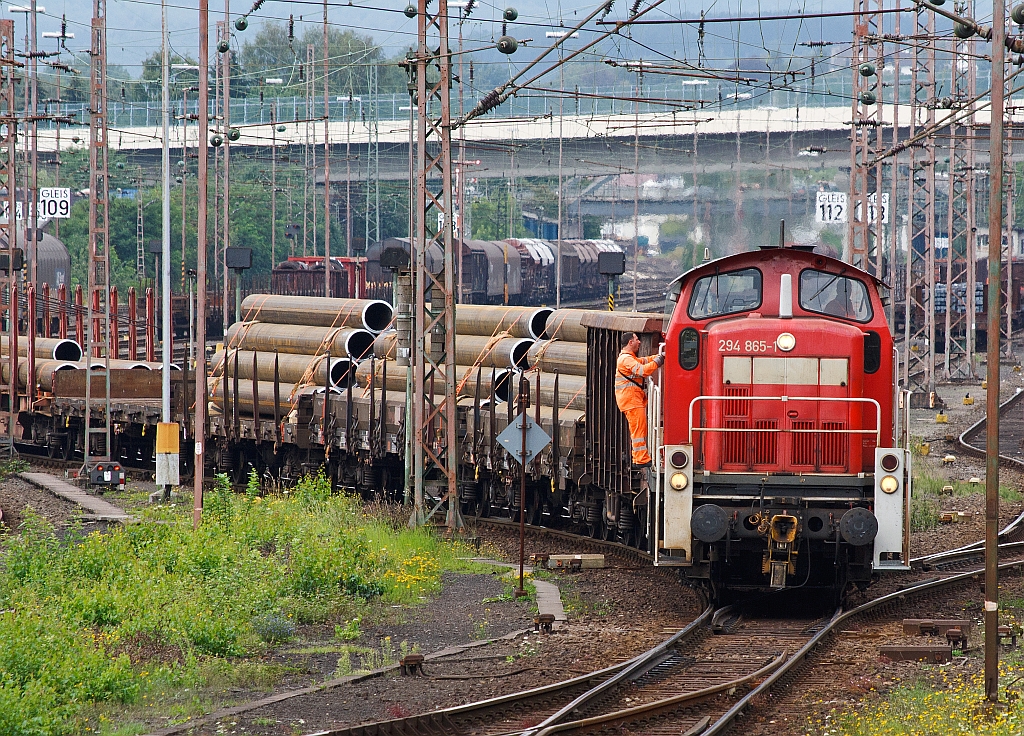 294 865-1 (V90 remotorisiert) der DB Schenker zieht am 16.08.2011 Gterwagen zum Ablaufberg in Kreuztal hinauf. 