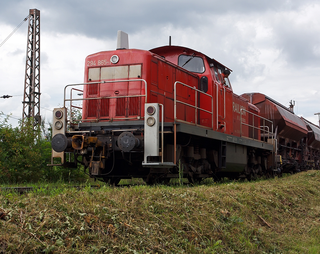 294 865-1 (V90 remotorisiert) der DB Schenker beim abstossen von Wagons am 16.08.2011 inKreuztal am Ablaufberg. Die Lok wurde 1973 bei MaK unter der Fabriknummer 1000640 als 290 365-6 fr die DB gebaut, 1999 Umzeichnung in 294 365-2, 2007 Remotorisierung mit MTU-Motor und Umzeichnung in 294  865-1.