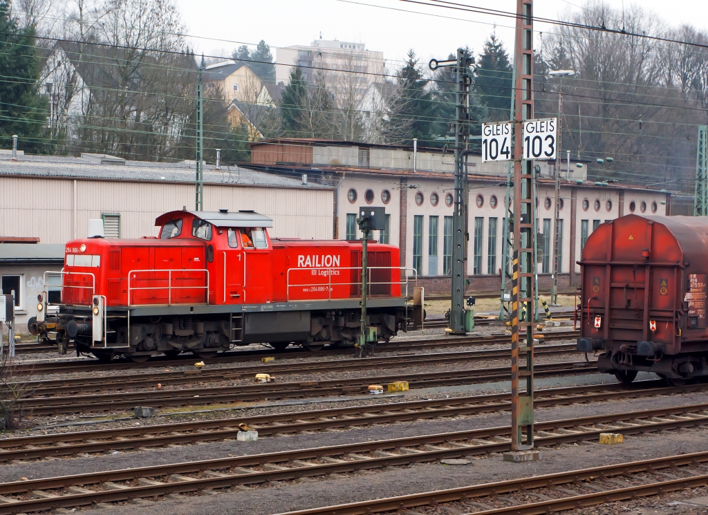 294 886-7 (V90 remotorisiert)  der DB Schencker Rail fhrt am 10.03.2012, nach getaner Arbeit, in Kreuztal auf den Abstellplatz. Die Lok wurde 1974 bei MaK unter der Fabriknummer 1000661 als 290 386-2 fr die DB gebaut, 1999 Umzeichnung in 294 386-8, 2007 Remotorisierung mit MTU-Motor und Umzeichnung in 294 886-7.