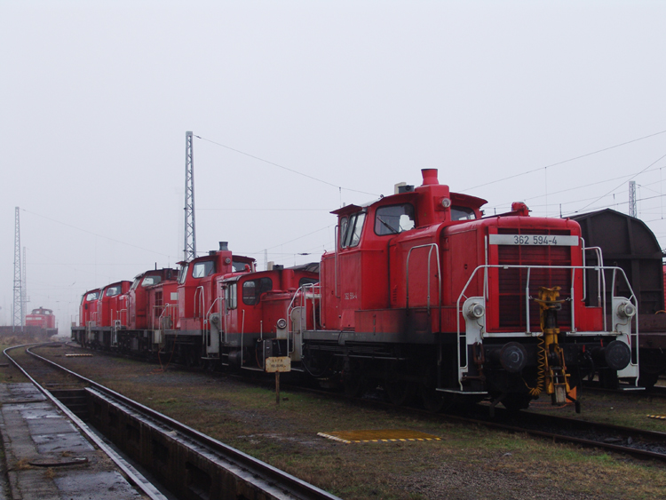 362 594-4+Lokzug abgestellt im BW Rostock-Seehafen(17.02.06)fotografiert von I.Pavel