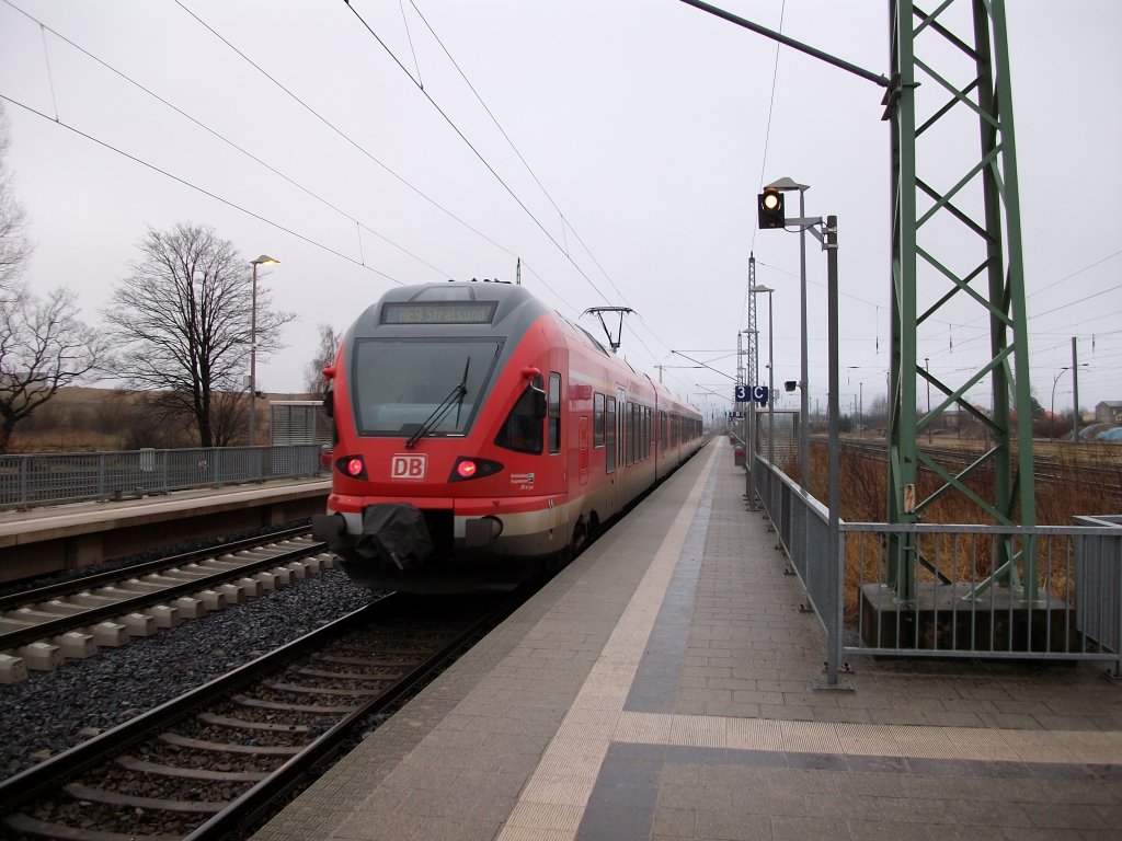429 027 verlie� als RE Binz-Stralsund am 25.Januar 2011 den Bahnhof Bergen/R�gen.