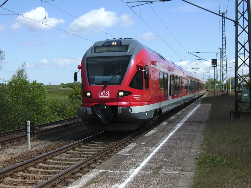 429 028 als RE 33212 Sassnitz-Rostock am 29.Mai 2010 im Bahnhof von Altef�hr.
