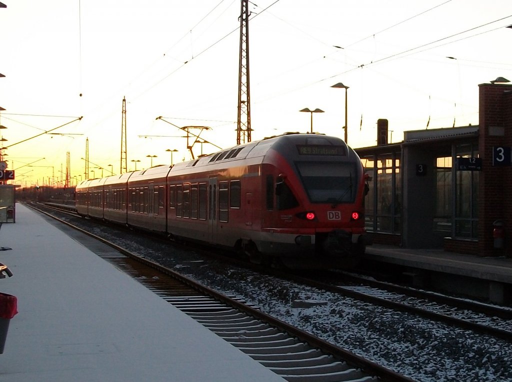 429 030 als RE Binz-Stralsund beim Sonnenuntergang am 27.Januar 2011 in Bergen/R�gen.