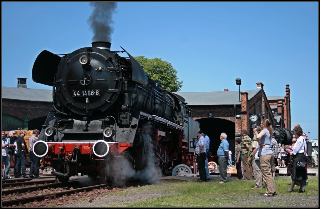 44 1486-8 f�hrt gerade von der Drehscheibe herunter (Dampflokfest im Traditionsbahnbetriebswerk Sta�furt, gesehen Sta�furt-Leopoldshall 05.06.2010)
