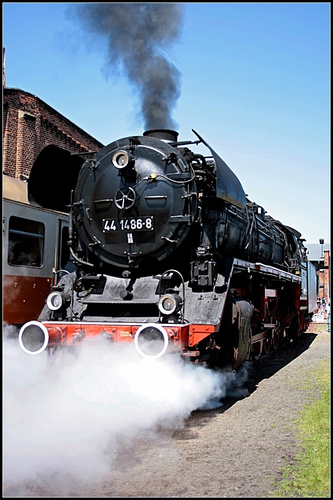 44 1486-8 l�sst erstmal Dampf ab nachdem sie aus dem Lokschuppen rausfahren durfte (Dampflokfest im Traditionsbahnbetriebswerk Sta�furt, gesehen Sta�furt-Leopoldshall 05.06.2010)