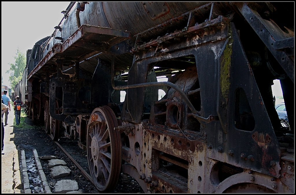 44 2663-1 gew�hrt unfreiwillig seltene Einblicke in die Konstruktion. Die Lok wurde 1941 bei Borsig gebaut (Dampflokfest im Traditionsbahnbetriebswerk Sta�furt, gesehen Sta�furt-Leopoldshall 05.06.2010)