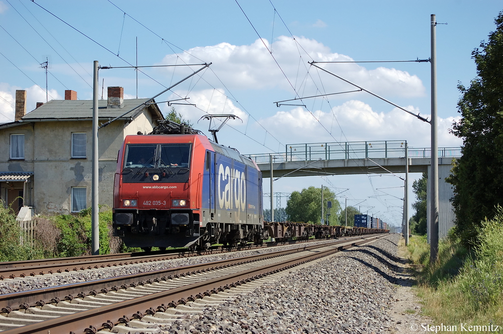 482 035-3 SBB Cargo ex 185 561-8 mit Containerzug in Vietznitz Richtung Friesack(Mark) unterwegs. 16.07.2011