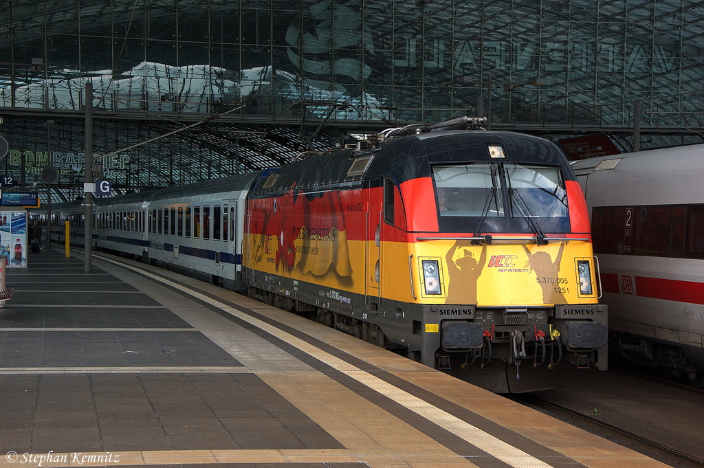 5 370 005  Deutschland  mit dem EC 43  Berlin-Warszawa-Express  von Berlin Hbf nach Warszawa Wschodnia, bei der Ausfahrt aus dem Berliner Hbf. 16.07.2012