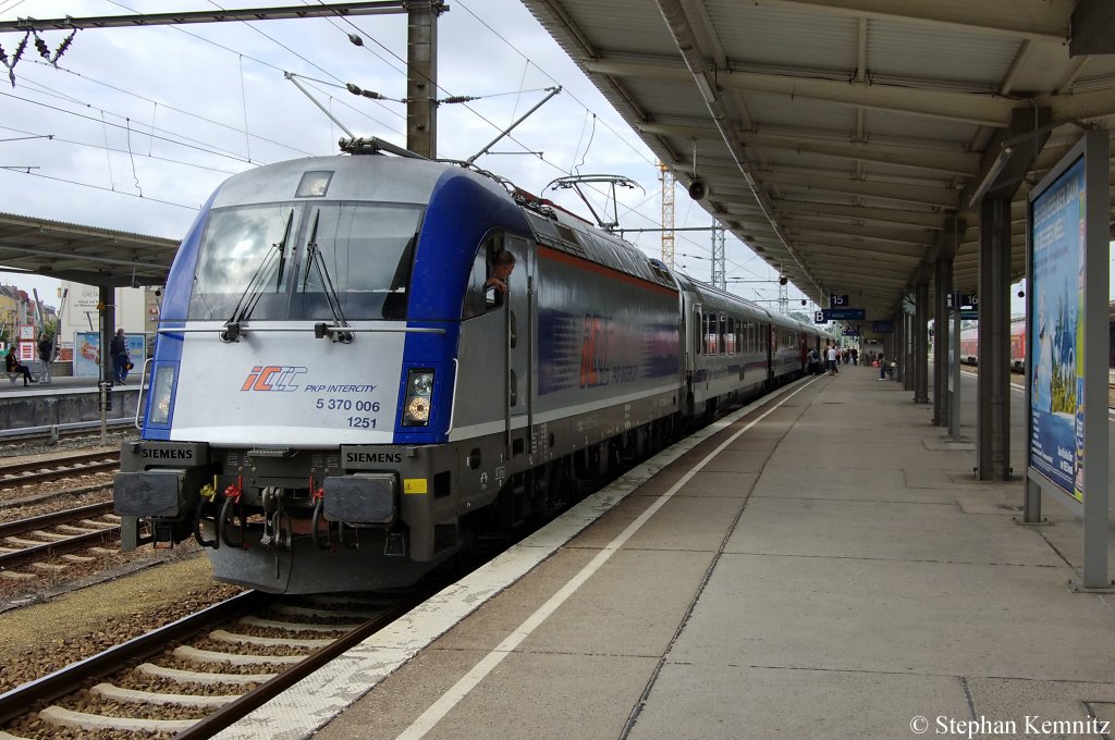 5 370 006 PKP Intercity mit dem EC 43 von Berlin Gesundbrunnen nach Warszawa Wschodnia in Berlin-Lichtenberg. 18.06.2011