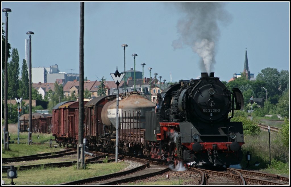 50 3708-0 mit einem Fotog�terzug vor der Kulisse von Sta�furt (Teleaufnahme, Dampflokfest im Traditionsbahnbetriebswerk Sta�furt, gesehen Sta�furt-Leopoldshall 05.06.2010)