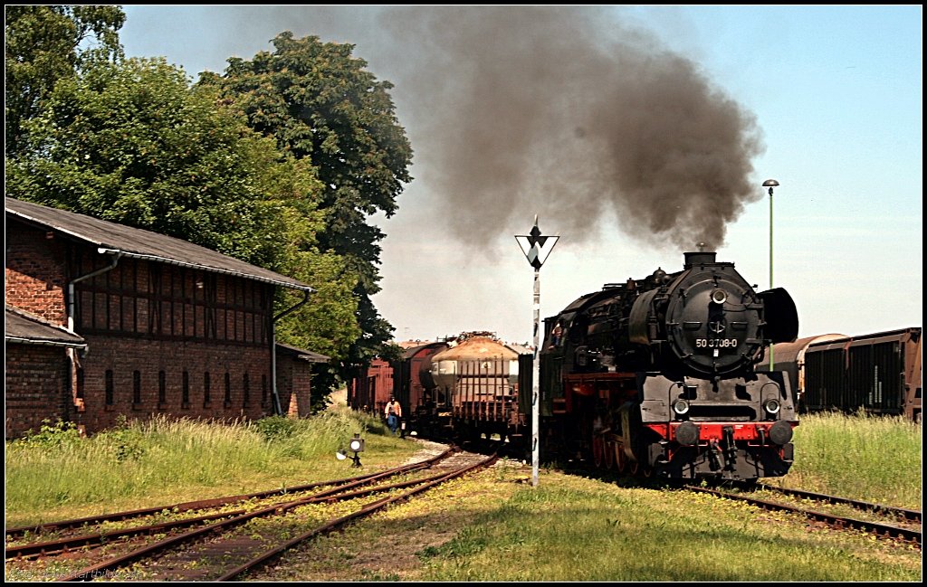 50 3708-0 von der Traditionsgemeinschaft 50 3708 e.V. Halberstadt mit einem Fotog�terzug (Dampflokfest im Traditionsbahnbetriebswerk Sta�furt, gesehen Sta�furt-Leopoldshall 05.06.2010)