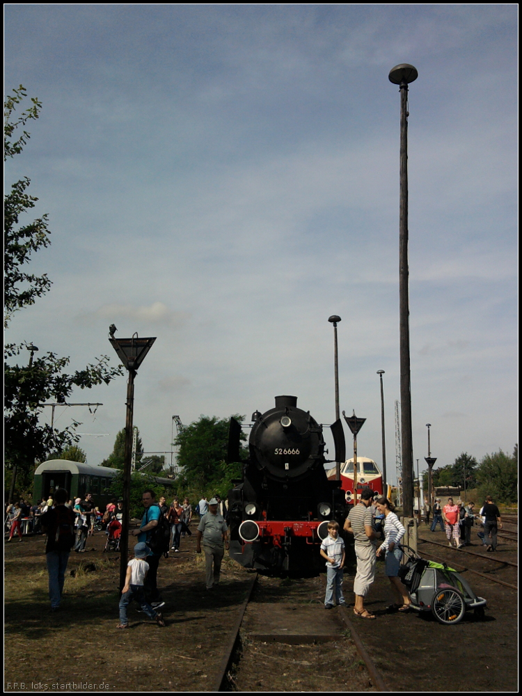 52 6666 der Dampflokfreunde Berlin e.V. beim 5. Berliner Eisenbahnfest (gesehen Berlin Bw Sch�neweide 09.09.2012)