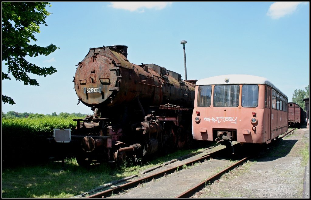 52 8137 ist schon stark in Mitleidenschaft gezogen, hier neben 971 025 (Dampflokfest im Traditionsbahnbetriebswerk Sta�furt, gesehen Sta�furt-Leopoldshall 05.06.2010)