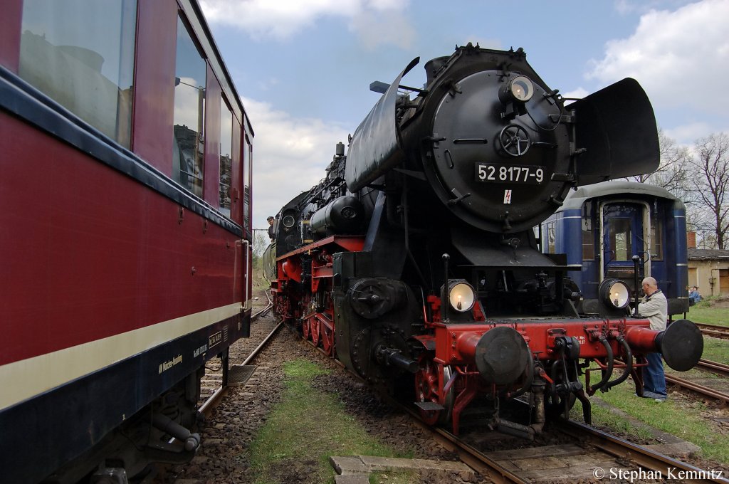 52 8177-9 f�hrt bei dem Fr�hlingsfest 2011 im BW Berlin-Sch�neweide auf dem BW Gel�nde hin und her und kommt gerade von ihrer Runde zur�ck. 16.04.2011