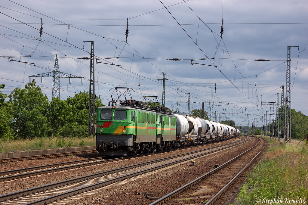 60 (142 128-8) & 61 (142 118-9) EGP - Eisenbahngesellschaft Potsdam mbH mit dem (DGS 95131) von Berlin Greifswalder Strasse nach Deuna Zement Werkbahnhof, bei der Durchfahrt in Saarmund. 05.06.2012