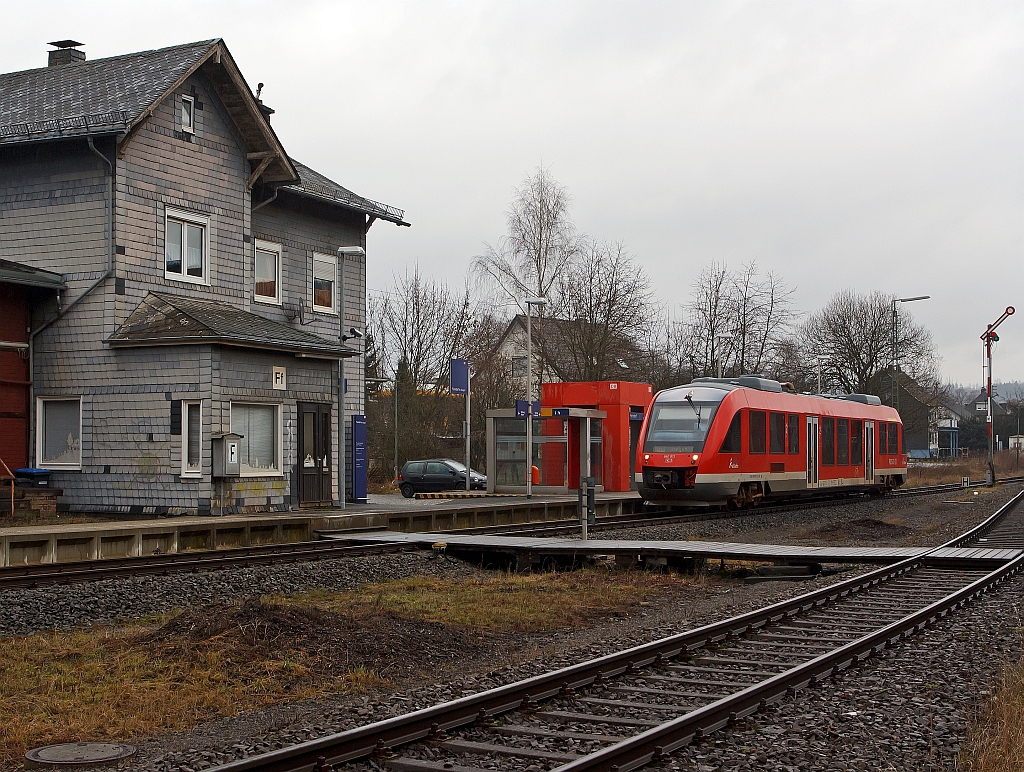 640 015 (LINT 27) der 3-Lnder-Bahn als RB 93 (Rothaarbahn) kommt von Bad Berleburg und fhrt hier  am 14.01.2012 in den Bahnhof Kreutztal-Ferndorf ein.