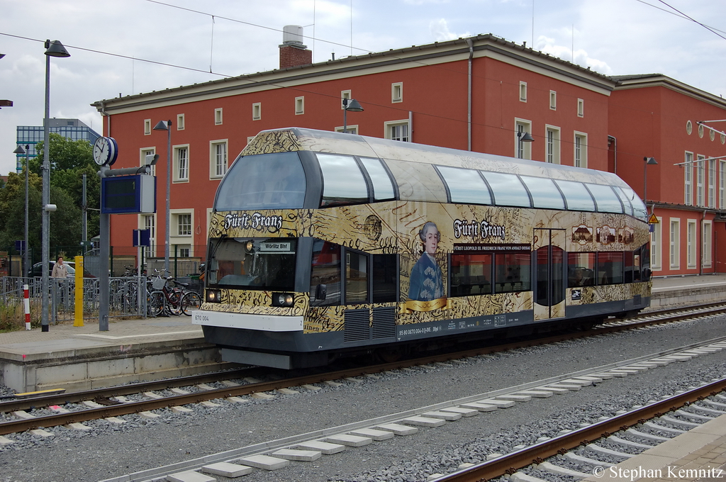 670 004-0  F�rst Franz  von der Dessauer Verkehrs- und Eisenbahngesellschaft mbH (DVE), auf dem Weg nach W�rlitz, steht abfahrt bereit auf Gleis 1 in Dessau. 25.06.2011