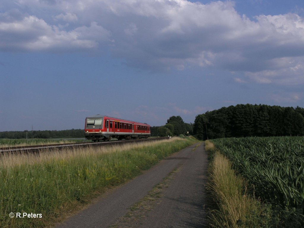 928 411 mit Schlerverstrkungszug bei Oberteich nach Marktredwitz. 16.07.10