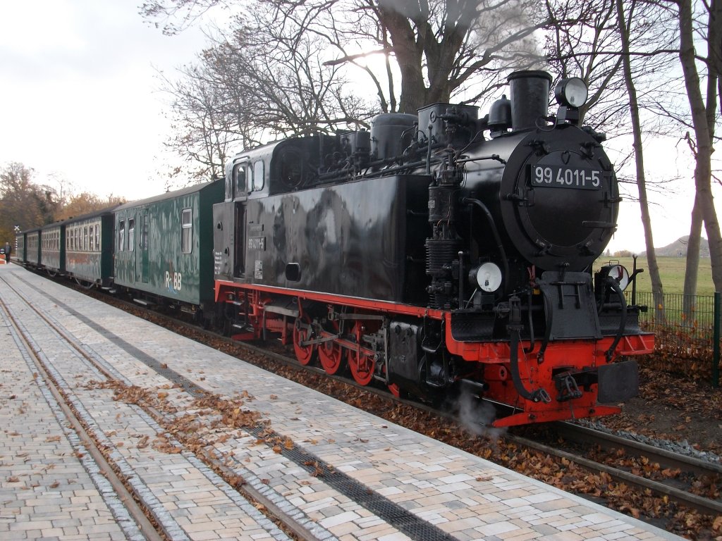 99 4011 mit dem P 106 Baabe-Putbus am 05.November 2010 in Baabe.Wegen Gleisbauarbeiten zwischen Philippshagen und Ghren,fahren die Zge nur von und nach Baabe. 