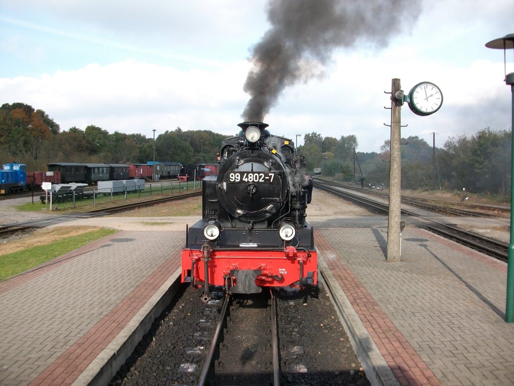 99 4802 am 13.Oktober 2010 in Putbus auf dem Weg ihren Zug zu bernehmen.