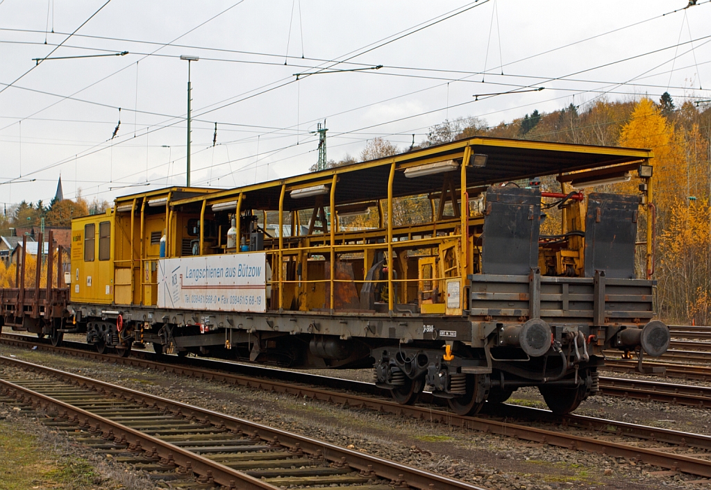 AAW 2 Aufnahme- und Abzugswagen (Schweres Nebenfahrzeug Nr. 97 30 15 902 57-8) von Vossloh Rail Center Btzow, abgestellt in Betzdorf/Sieg am 11.11.2012. Das Eigengewicht betrgt 34,0 t. Dieser Wagen dient zum Be- und Entladen von Schienen bis 180 m Lnge auf/von Schwellenkpfen bzw. in/aus Gleismitte, in Kombination mit Langschienentransporteinheiten z.B. Bauart STS.