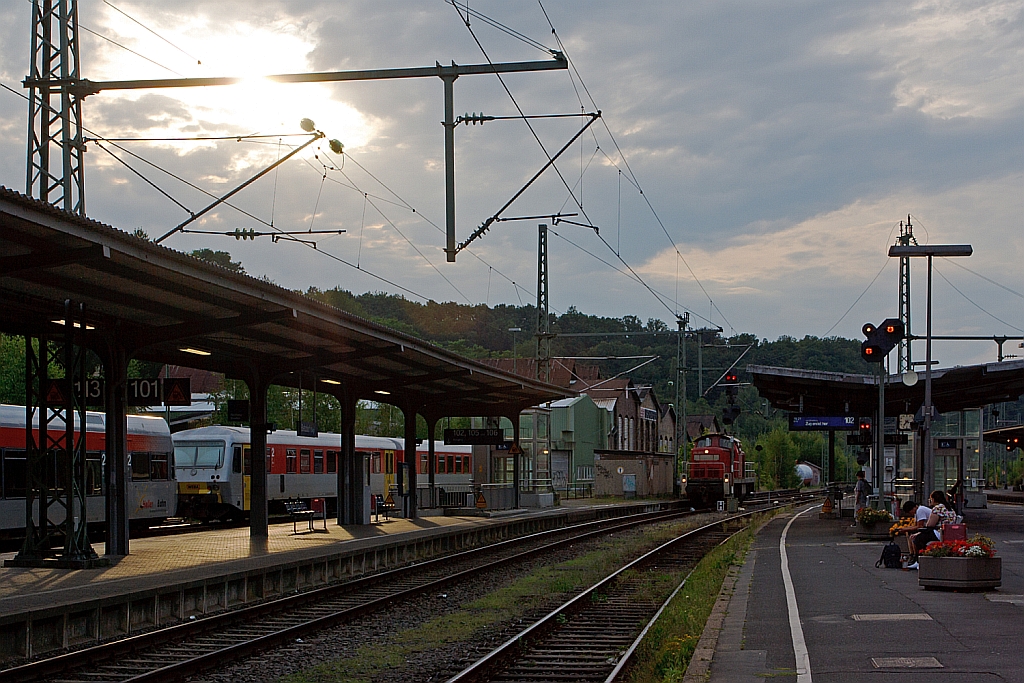 Abendlichestimmung im Bahnhof Betzdorf (sieg) am 15.08.2012, auf Gleis 101 rangiert 294 865-1 der DB Schenker, links sind Triebwagen der Hellertalbahn und der Daadetalbahn abgestellt.