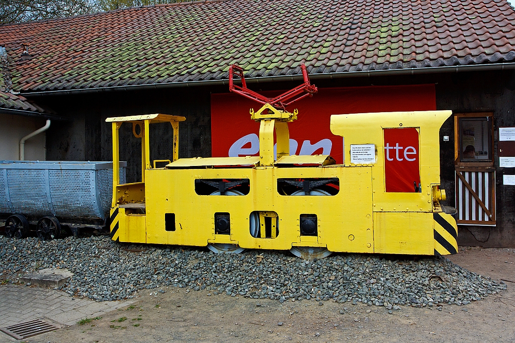 AEG Gruben-Fahrdrahtlokomotive EL 5 Lok 62 des Feld- und Grubenbahnmuseum Fortuna in Solms-Oberbiel am 16.04.2011.
Die Lok der Bauart Bo-e wurde 1930 gebaut, sie hat eine Leistung von 2 x 25 kW und ein Eigengewicht von 8,0 t.
Die Lok war zuletzt im Steinkohlenbergwerk Friedrich-Heinrich bei Kamp-Lintfort im Einsatz. 
Die Verwendung von Fahrdrahtlokomotiven im Steinkohlenbergbau war wegen der Funkenbildung zwischen Stromabnehmer und Fahrdraht immer problematisch. Um eine absolute Sicherheit vor Gasexplosionen zu gewhrleisten, durften die Loks nur in Strecken fahren, in denen der Methangasgehalt unter 0,2 % lag (normaler Maximalwert 1 %). Fr einen Einsatz in Abbaunhe kam sie folglich kaum in Frage.