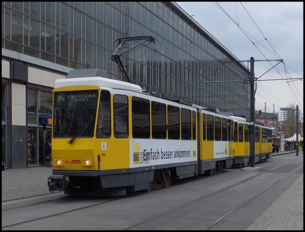 ltere Tatra Straenbahn in Berlin am Alexanderplatz.