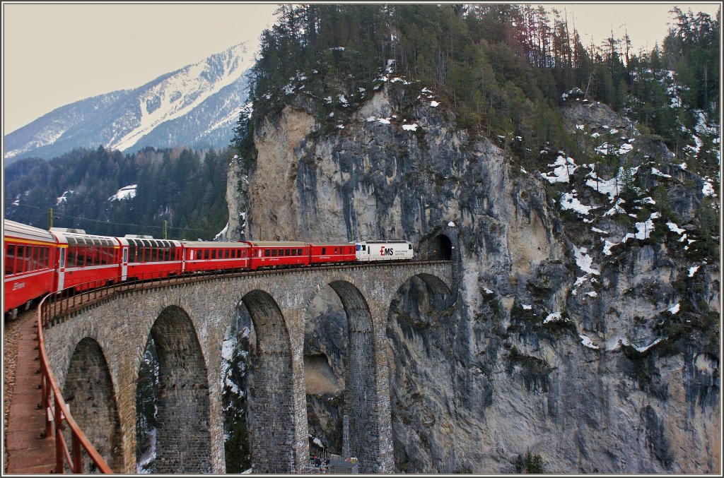 Albulaschnellzug nach St.Moritz auf dem Landwasserviadukt kurz vor Filisur.
(20.03.2009)