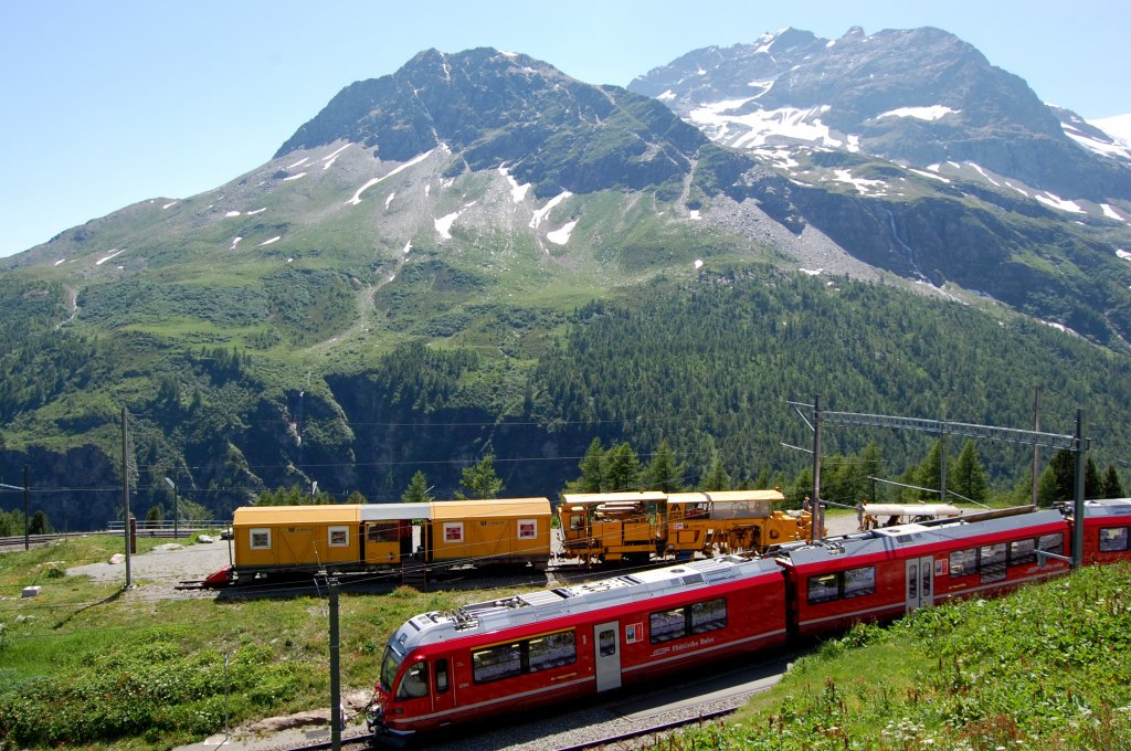 Alp Grm, einmal nicht nur mit den kleinen Roten. Auf dem Stumpfgleis ist eine Planier- und Stopfmaschine abgestellt. (09.07.2010)