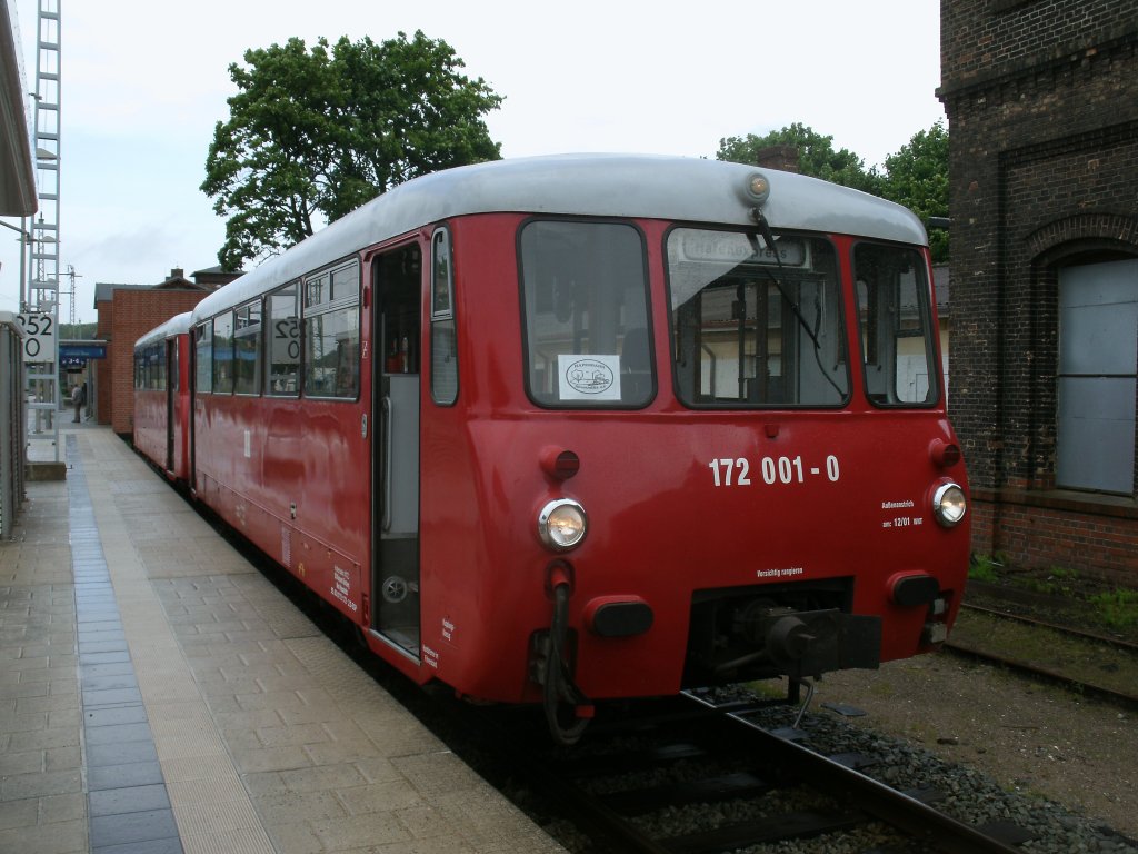 Als PRE 81275 nach Lauterbach Mole stand der Neustrelitzer 172 001-0,am 02.Juni 2013,in Bergen/R�gen bereit.
