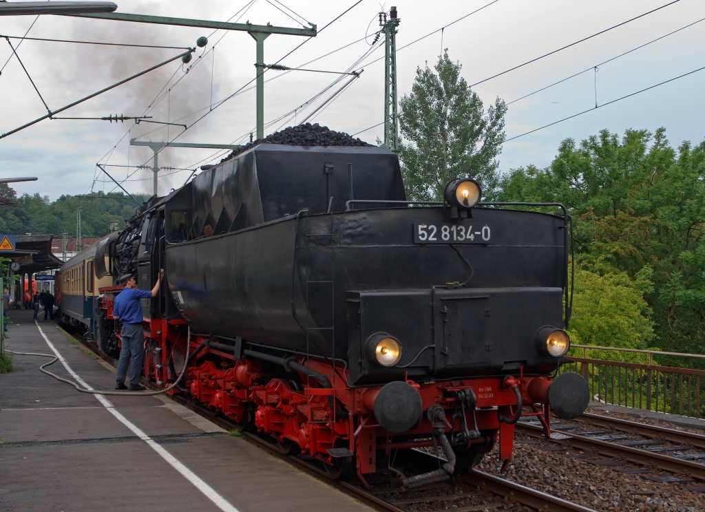 Am 21.08.2011 geht es um kurz nach 8 Uhr in Betzdorf los mit der 52 8134-0  auf die Vier-Fle-Fahrt (Sieg, Dill, Lahn und Rhein), wir fahren mit. Doch zuvor muss die Lok noch Wasser fassen.