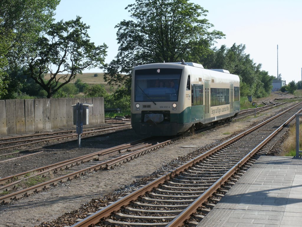 Am 27.Juli 2012 fuhr der PRESS VT650 032-4 auf dem Gleis neben dem Lokschuppen in Bergen/Rgen.