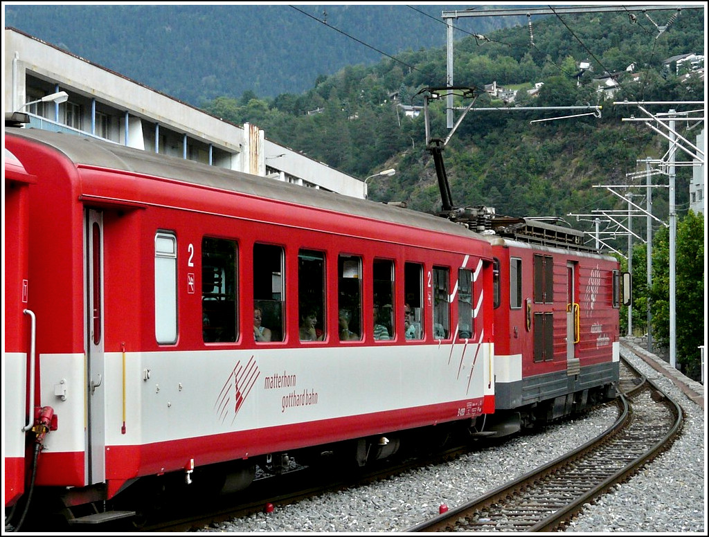 Am 31.07.2008 nimmt der MGB Regio den neuen Streckenabschnitt in Brig in Angriff, um in Richtung Andermatt zu fahren. Ein Jahr zuvor musste noch in Brig Kopf gemacht werden, da die MGB Strecke unter den SBB Schienen hindurch in Richtung Naters fhrte. (Schade, dass man auf den Startbilderseiten die Geoposition nicht eingeben kann.)
Das Bild ist auch fr Armin insofern interessant, sieht man doch, dass in den MGB Regios sich die Fenster der Wagen ffnen lassen. ;-) (Jeanny)