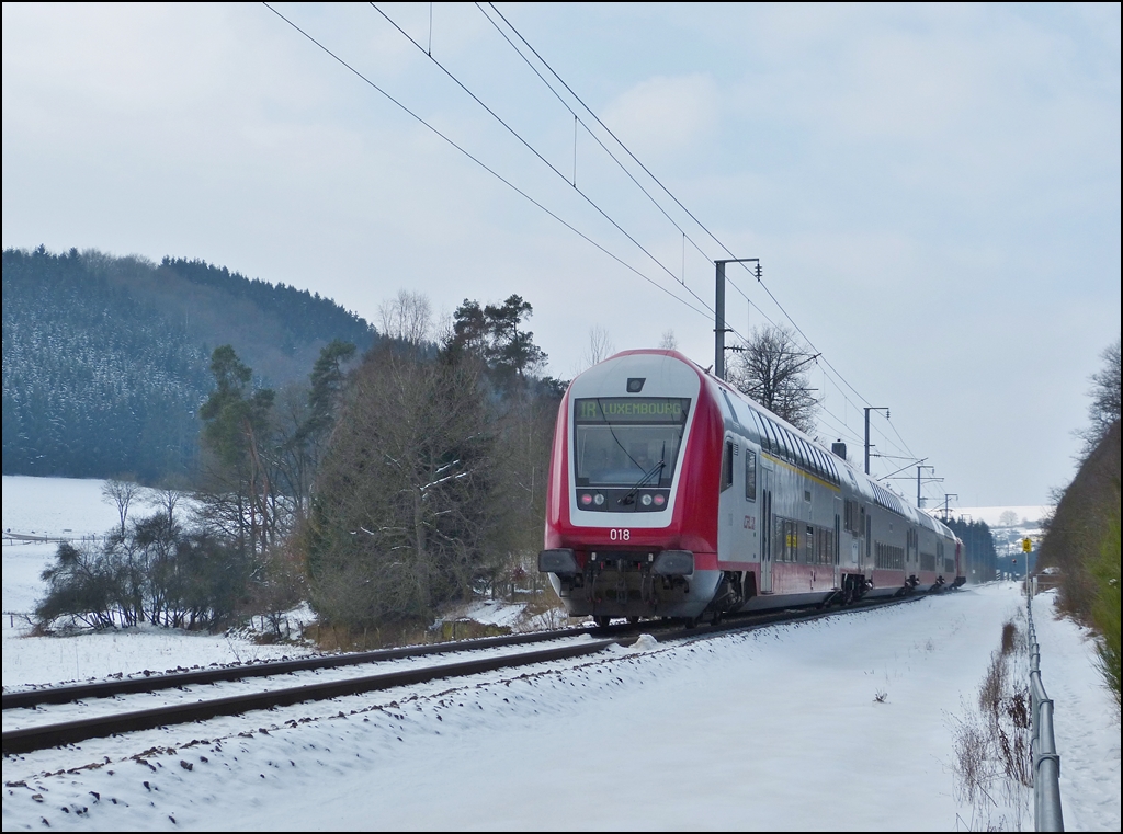 Am Aschermittwoch darf man auch schon mal mit den roten Lichtern fahren. So gesehen am 13.02.2013 zwischen Cinqfontaines und Maulusmhle, als der IR 3739 Troisvierges - Luxembourg an mir vorbei fuhr. (Jeanny)