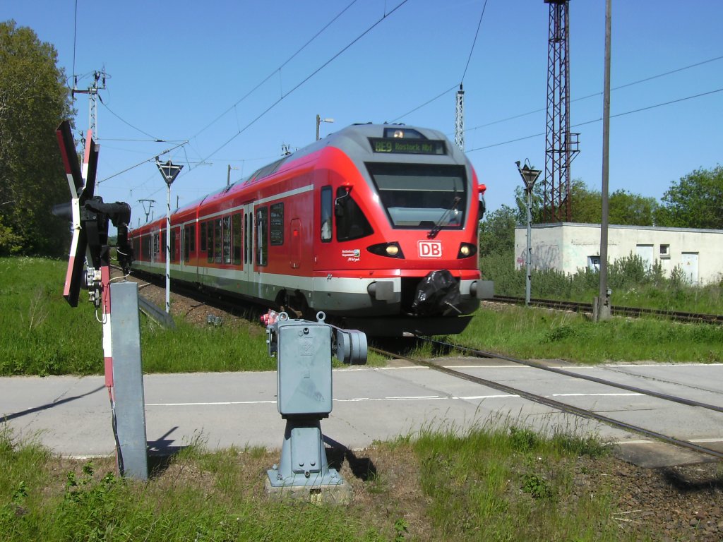 Am Bahn�bergang in Borchtitz kam mir am 03.Juni 2010 429 026 von Sassnitz nach Rostock entgegen.