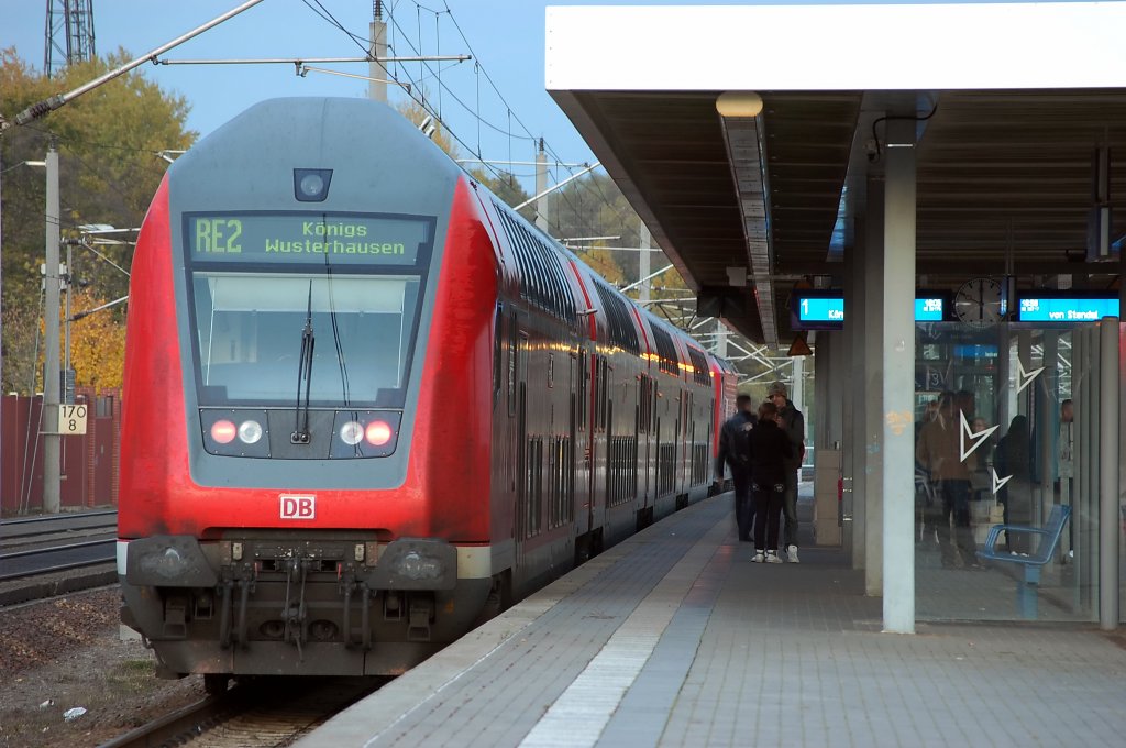 Am Gleis 1 des Rathenower Bahnhof steht der RE2 (RE 38175) nach K�nigs Wusterhausen. 23.10.2010