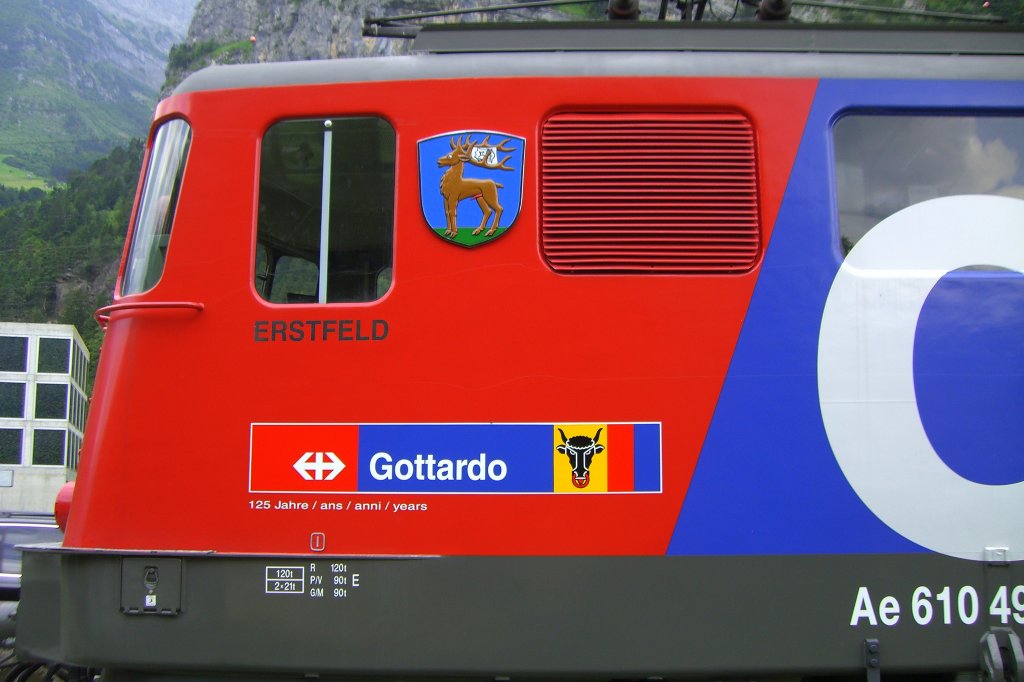 Anlsslich des Jubilums 125 Jahre Gotthardbahn hatten die SBB einen kompletten Gtterzug auf der Autobahnraststtte Erstfeld aus-/aufgestellt. Zuglok war die Cargo-Lok Ae 610 492-1  Erstfeld  mit Stdtewappen und dem Jubilumslogo auf der Lokomotive. Ich stelle dieses Bild hier ein,weil es bei BB.de vermutlich nicht  durchgegangen  wre...........
(28.07.07) 