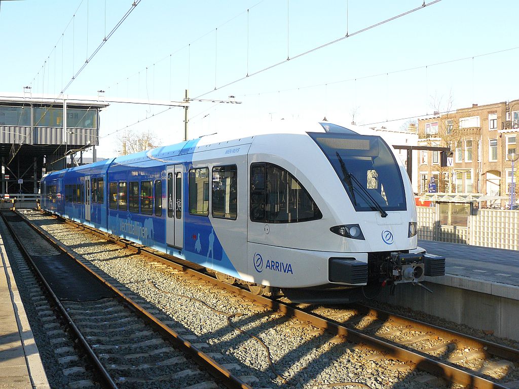 Arriva Spurt TW Nummer 10523 Gleis 16 Zwolle 11-12-2012.

Arriva Spurt treinstel nummer 10523 genaamd  Mien Ruys  voor de inzet op de Vechtdallijnen op spoor 16 in Zwolle 11-12-2012.