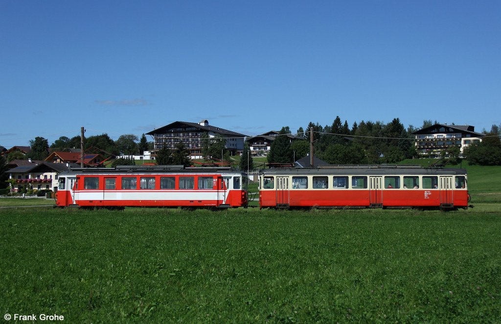 Attergaubahn ET 26 110 + 26 111 der Stern & Hafferl Verkehrsgesellschaft m.b.H. im Planeinsatz bei Hipping, Lokalbahn Vcklamarkt – Attersee Spurweite 1.000 mm, fotografiert am 26.08.2010 --> Der Triebwagen 26 111 (links im Bild) wurde 1951 von Schindler Waggon Pratteln (SWP) und Brown Boweri & Cie. (BBC) fr die Birsigtalbahn gebaut, wo er bis 1974 als BCe 4/4 Nr. 8 im Einsatz war. Von 1974 bis 1988 verweilte der Triebwagen bei Baselland Transport (BLT) als Be 4/4 Nr. 8 und kam danach zur Attergaubahn.